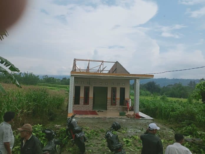 4_rumah_dan_1_gereja_di_dairi_rusak_diterjang_angin_puting_beliung
