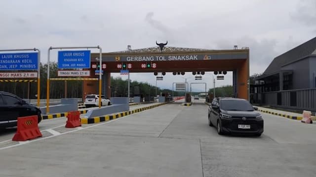 50063_kendaraan_tinggalkan_siantar_saat_nataru_melalui_gerbang_tol_sinaksak