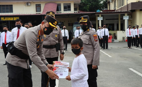 51_personel_dan_bocah_8_tahun_dapat_penghargaan_dari_kapolrestabes_medan