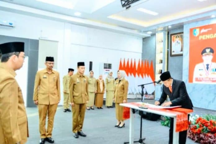 5_hari_jelang_akhir_jabatan_bupati_batu_bara_lantik_44_pejabat