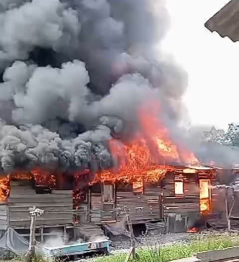 5_rumah_semi_permanen_musnah_terbakar_di_belawan