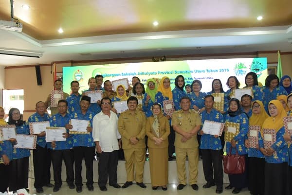 79_sekolah_di_deli_serdang_terima_penghargaan_adiwiyata