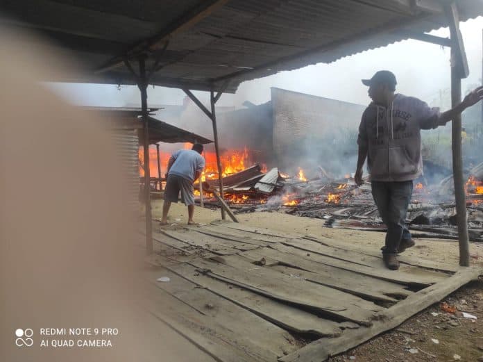 7_kios_hangus_terbakar_di_pasar_sipahutar_taput