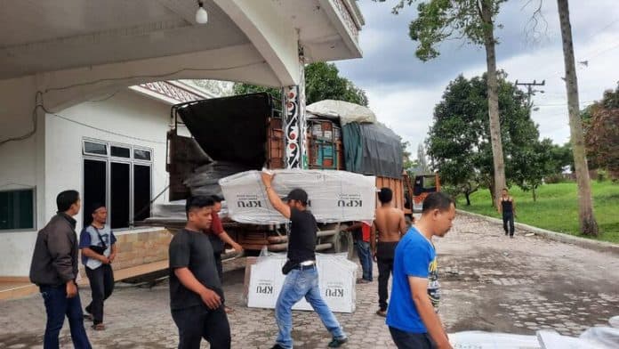 8028_bilik_suara_pilkada_2024_tiba_di_kpu_simalungun