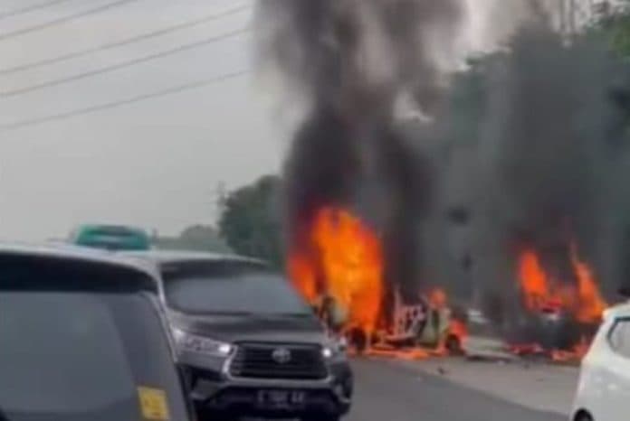9_orang_tewas_dalam_tabrakan_bus_dan_gran_max_di_tol_cikampek