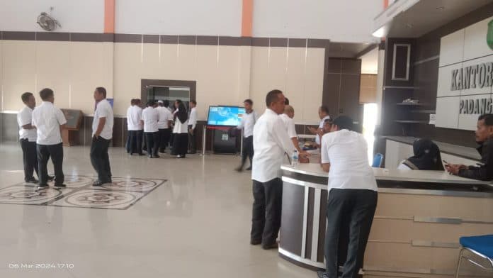 ada_apa_mendadak_ruangan_kantor_pj_bupati_palas_ramai_didatangi_kepala_dinas