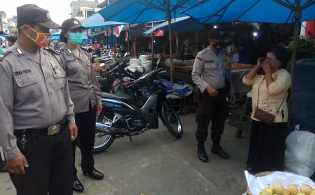 adaptasi_kebiasaan_baru_polsek_imbau_warga_pakai_masker_di_pasar_dwikora