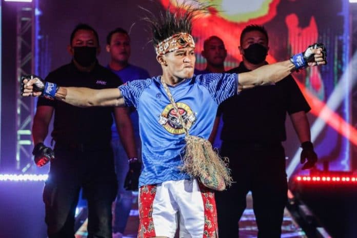 adrian_mattheis_sang_papua_badboy_incar_trilogi_one_campionship_lawan_alex_silva