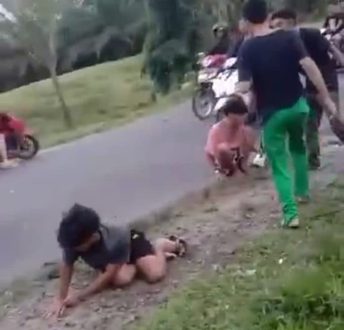 adu_kecepatan_di_jalan_parapat_dua_pengendara_tabrak_lembu_hingga_terhempas