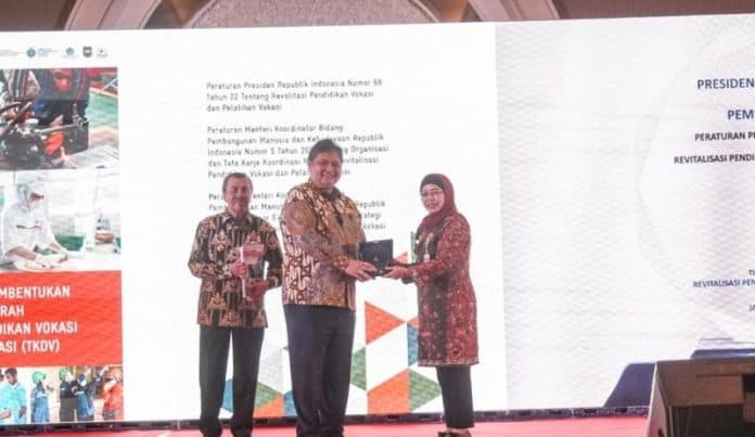 airlangga_sebut_revitalisasi_smk_payung_kerja_sama_dunia_pendidikan_usaha