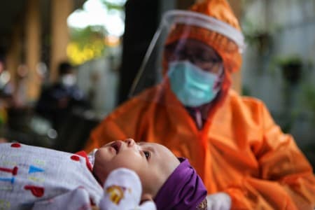 ajaib_bayi_usia_5_bulan_positif_corona_terbangun_usai_koma_32_hari