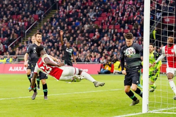 ajax_jaga_jarak_di_puncak_usai_pesta_gol_ke_gawang_ado