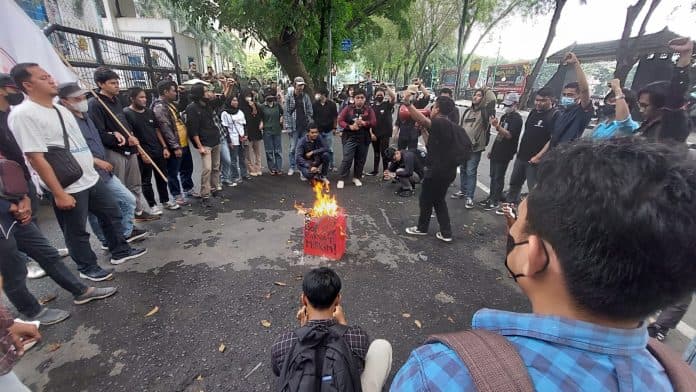 akbar_sumut_kembali_geruduk_dprd_sumut_minta_turunkan_harga_bbm