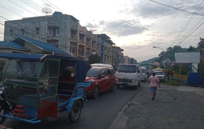 akhir_pekan_jalinsum_sibolga_pandan_macet_hingga_3_km