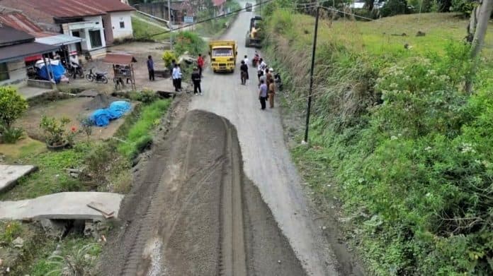 akhirnya_jalan_simpang_raya_menuju_objek_wisata_tiga_ras_diperbaiki_total
