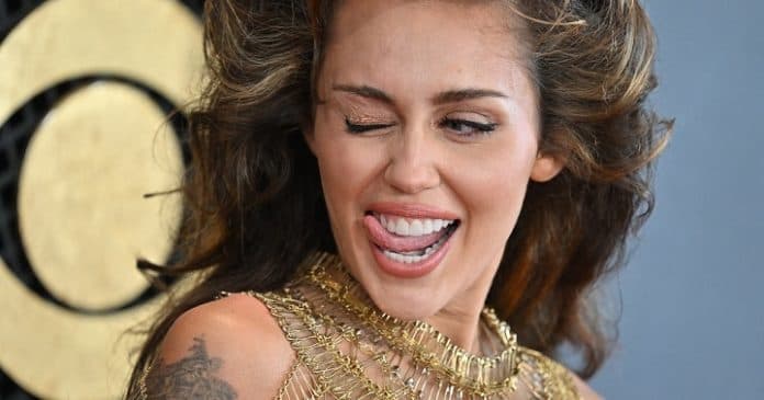 akhirnya_miley_cyrus_dapat_penghargaan_di_grammy_awards_2024