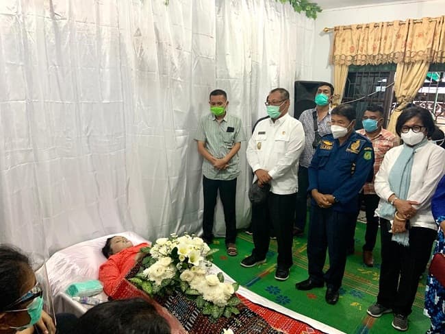 akhyar_melayat_ke_rumah_duka_wakil_ketua_pdip_sumut