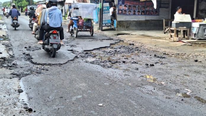 akibat_banjir_jalan_di_desa_klambir_lima_kebun_rusak