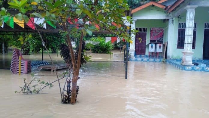 akibat_banjir_partisipasi_pemilih_di_desa_piasa_ulu_asahan_hanya_50_persen