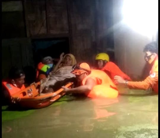 akibat_banjir_seorang_lansia_di_kelurahan_tambun_nabolon_dievakuasi