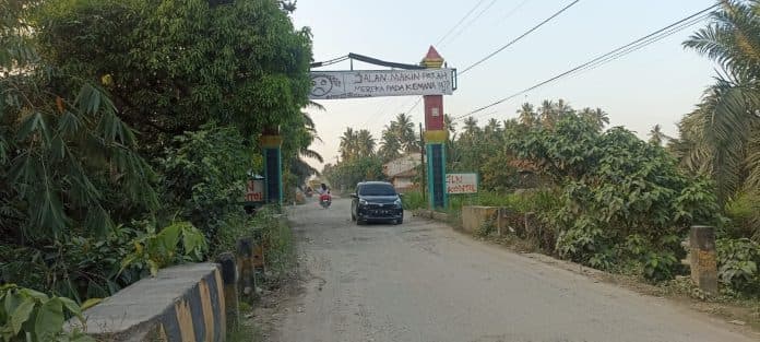 akibat_jalan_rusak_gapura_selamat_datang_di_asahan_dicoreti_dengan_bahasa_kotor