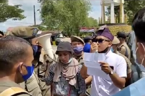 akibat_jalan_rusak_wagubsu_disambut_unjuk_rasa_kelompok_pemuda_di_asahan