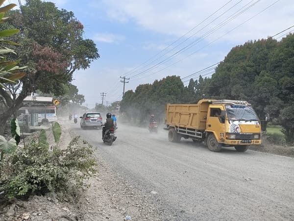 akibat_tak_selesai_dikerjakan_jalan_asahan_simalungun_dipenuhi_debu