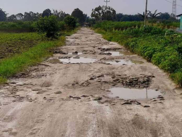 akses_jalan_desa_damak_rambe_rusak_parah_warga_minta_perhatian_pemkab_simalugun