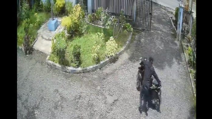 aksi_curanmor_di_kantor_camat_siantar_sitalasari_terekam_cctv
