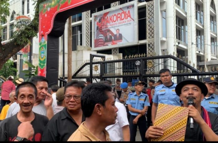 aksi_damai_di_dprd_sumut_massa_minta_pemerintah_bersiaga_di_jalur_medan_berastagi