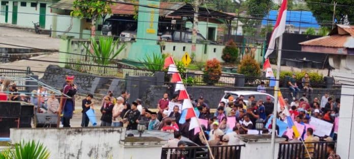 aksi_demo_warnai_sidang_paripurna_hari_jadi_dairi_ke_75_tahun_ini_tuntutan_warga