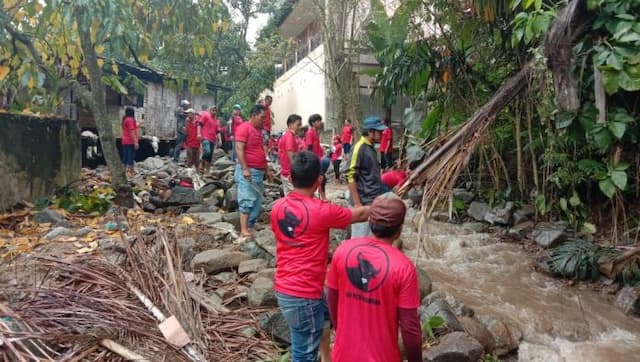 aksi_peduli_kader_pdi_p_girsip_bersihkan_sungai_batu_gaga
