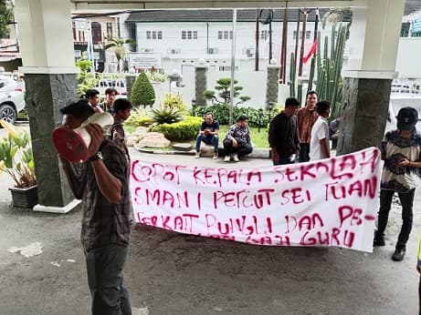 aksi_protes_mahasiswa_dugaan_pungli_di_sman_1_percut_seituan