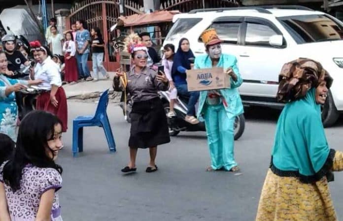 aksi_teatrikal_untuk_donasi_sambut_hut_ri_ke_78_jadi_tontonan_warga_paluta