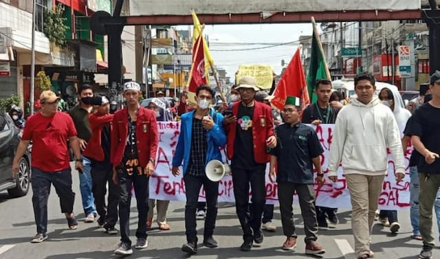 aksi_tolak_perppu_cipta_kerja_aliansi_mahasiswa_geruduk_kantor_dprd_siantar