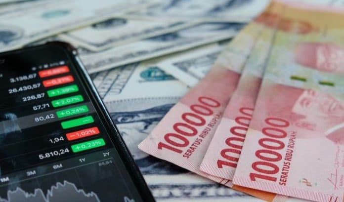 aksi_tolak_ruu_pilkada_2024_melemahkan_rupiah_hingga_level_15600_per_us_dolar