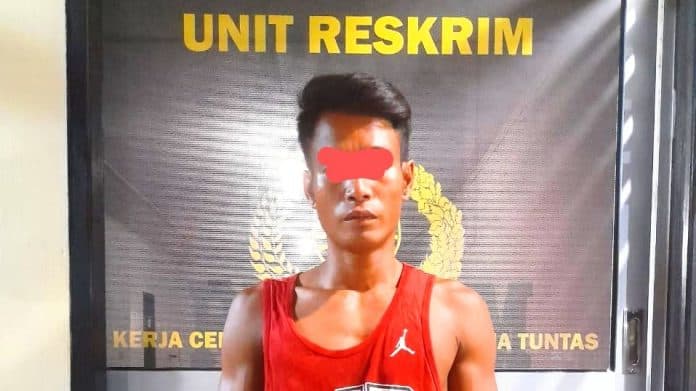 aksinya_terekam_cctv_polsek_labuhanruku_ringkus_maling_hp
