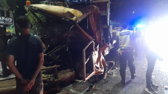 alami_rem_blong_satu_unit_truk_ringsek_usai_tabrak_pantat_truk_di_depannya