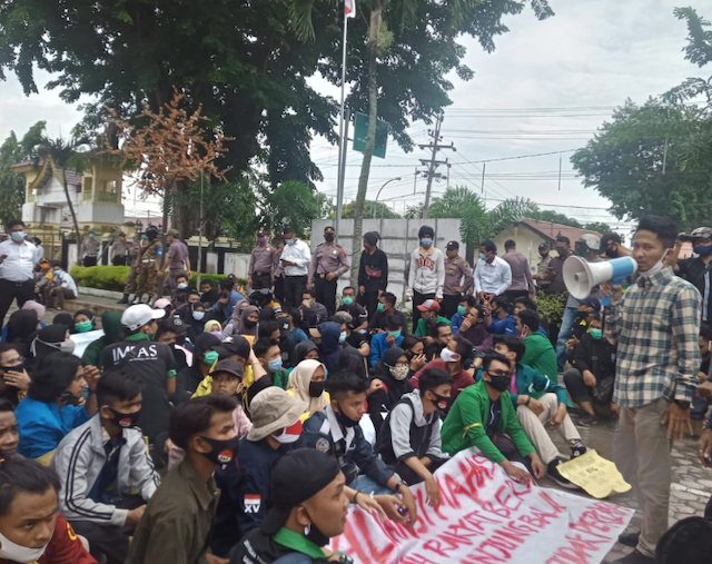 aliansi_mahasiswa_dan_buruh_aksi_damai_di_dprd_tajungbalai