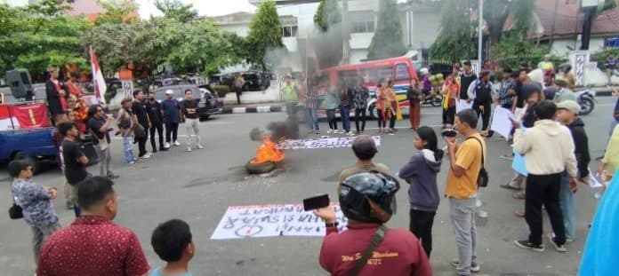 aliansi_mahasiswa_dan_masyarakat_siantar_tuntut_netralitas_polri_dan_tni_di_pemilu_2024