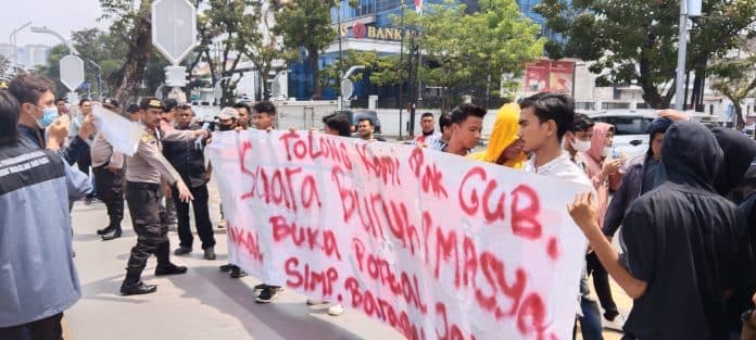 aliansi_masyarakat_paluta_serukan_mosi_tidak_percaya_kepada_bupati_di_kantor_gubernur_sumut