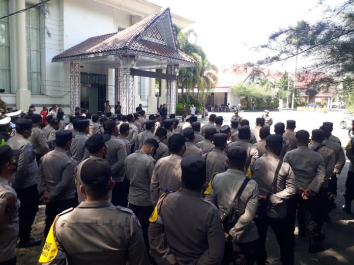 amankan_paripurna_angket_dprd_dan_unras_ini_arahan_dari_kapolres_siantar