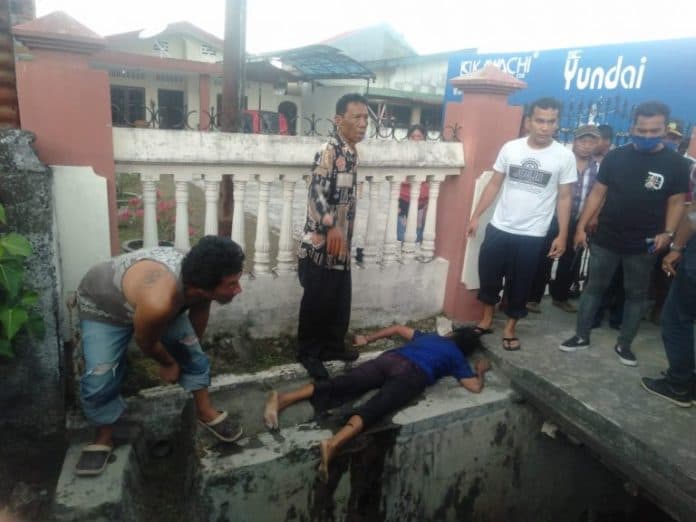 ambil_beras_bantuan_ke_kantor_lurah_lansia_tewas_masuk_parit_di_medan_perjuangan