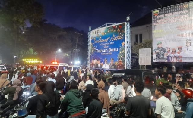 ambulans_ikut_terjebak_macet_saat_perayaan_malam_tahun_baru_di_siantar