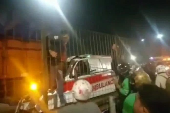 ambulans_seruduk_tronton_di_jalan_tol_kebun_jeruk_pengemudi_tewas
