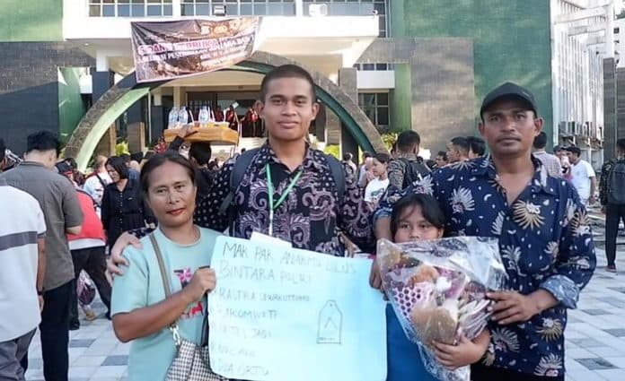 anak_lulus_casis_polri_orang_tua_menangis_bangga