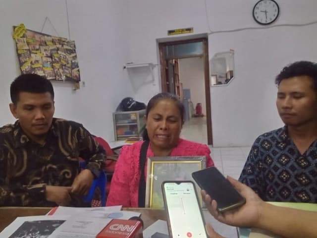 anak_remaja_diduga_dibunuh_oknum_tni_ibunya_lenny_damanik_nangis_minta_keadilan