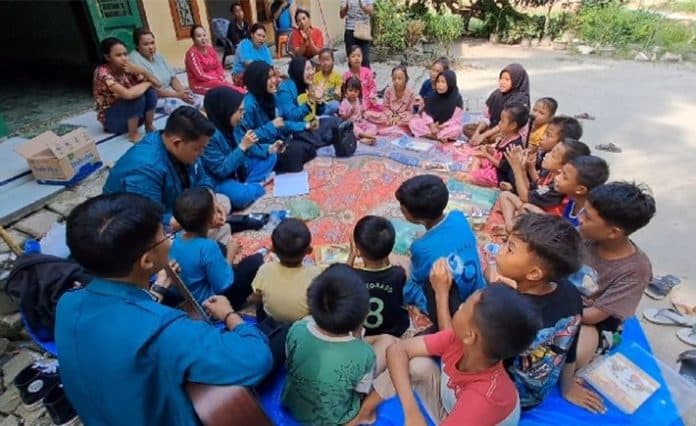 anak_tak_bisa_bilang_r_tim_pkm_rsh_unimed_terapkan_terapi_dengan_lagu