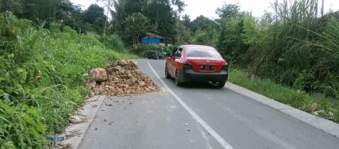 ancam_keselamatan_pengendara_pemkab_dairi_diminta_bersihkan_tumpukan_batu_di_jalan_sidikalang_bunturaja