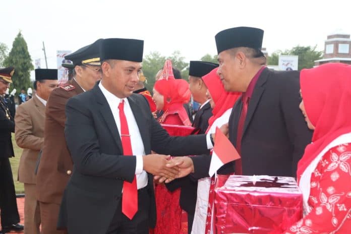 andar_amin_serahkan_anugerah_kepada_asn_terbaik_di_pemkab_paluta